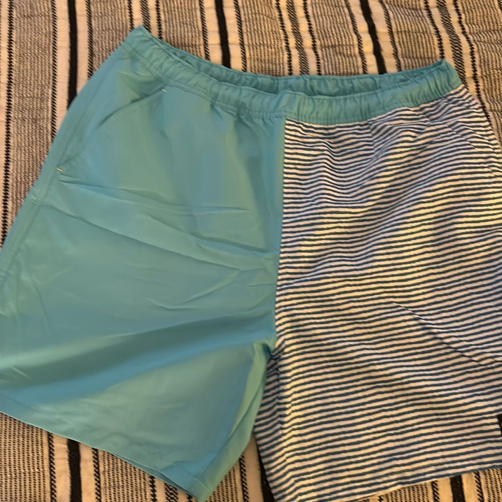 Vineyard Vines Men’s L bathing suit NWT